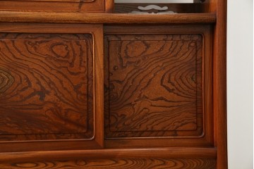 中古　美品!!　高級指物工芸家具　総欅(ケヤキ)材　漆塗り　重厚な佇まいが魅力の飾り棚　(R-079794)