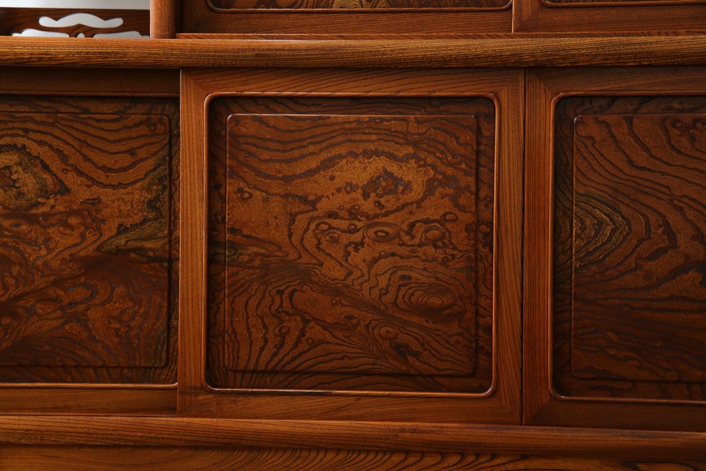 中古　美品!!　高級指物工芸家具　総欅(ケヤキ)材　漆塗り　重厚な佇まいが魅力の飾り棚　(R-079794)