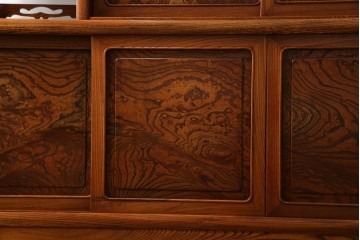 中古　美品!!　高級指物工芸家具　総欅(ケヤキ)材　漆塗り　重厚な佇まいが魅力の飾り棚　(R-079794)