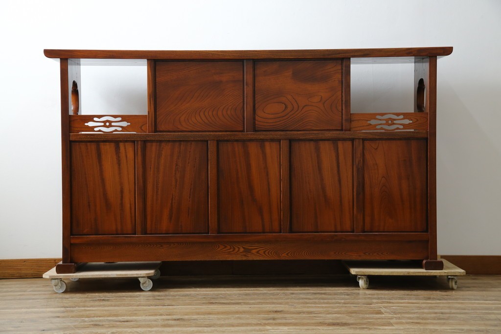 中古　美品!!　高級指物工芸家具　総欅(ケヤキ)材　漆塗り　重厚な佇まいが魅力の飾り棚　(R-079794)