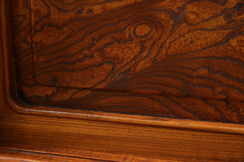 中古　美品!!　高級指物工芸家具　総欅(ケヤキ)材　漆塗り　重厚な佇まいが魅力の飾り棚　(R-079794)