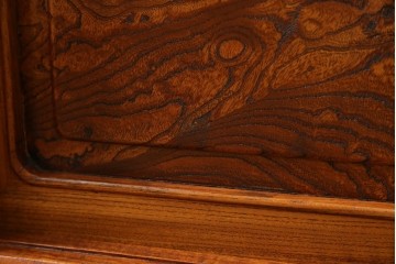 中古　美品!!　高級指物工芸家具　総欅(ケヤキ)材　漆塗り　重厚な佇まいが魅力の飾り棚　(R-079794)