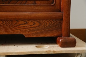 中古　美品!!　高級指物工芸家具　総欅(ケヤキ)材　漆塗り　重厚な佇まいが魅力の飾り棚　(R-079794)