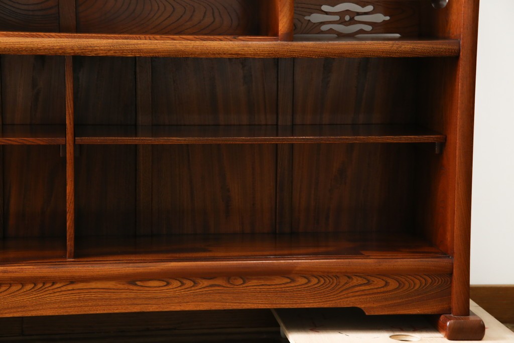 中古　美品!!　高級指物工芸家具　総欅(ケヤキ)材　漆塗り　重厚な佇まいが魅力の飾り棚　(R-079794)