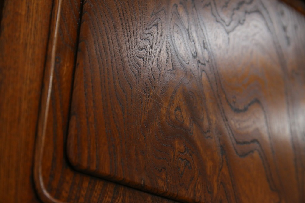 中古　美品!!　高級指物工芸家具　総欅(ケヤキ)材　漆塗り　重厚な佇まいが魅力の飾り棚　(R-079794)