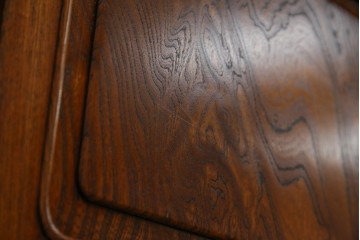 中古　美品!!　高級指物工芸家具　総欅(ケヤキ)材　漆塗り　重厚な佇まいが魅力の飾り棚　(R-079794)