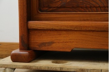 中古　美品!!　高級指物工芸家具　総欅(ケヤキ)材　漆塗り　重厚な佇まいが魅力の飾り棚　(R-079794)