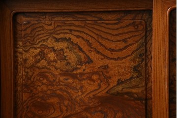 中古　美品!!　高級指物工芸家具　総欅(ケヤキ)材　漆塗り　重厚な佇まいが魅力の飾り棚　(R-079794)