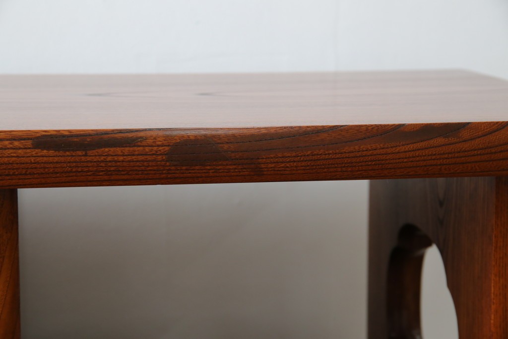 中古　美品!!　高級指物工芸家具　総欅(ケヤキ)材　漆塗り　重厚な佇まいが魅力の飾り棚　(R-079794)