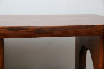 中古　美品!!　高級指物工芸家具　総欅(ケヤキ)材　漆塗り　重厚な佇まいが魅力の飾り棚　(R-079794)