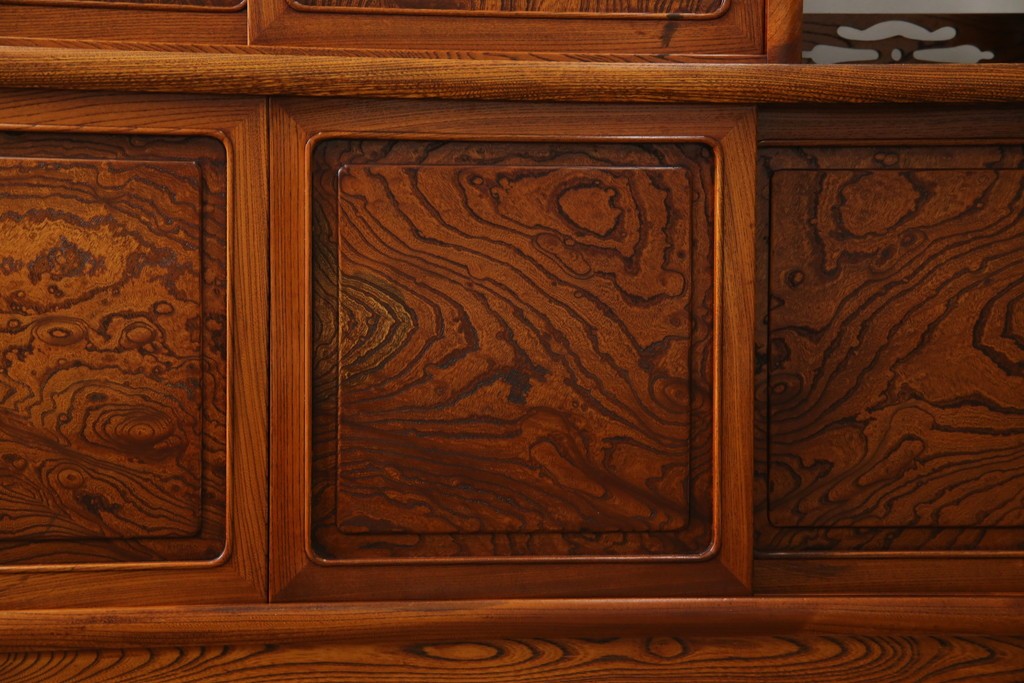 中古　美品!!　高級指物工芸家具　総欅(ケヤキ)材　漆塗り　重厚な佇まいが魅力の飾り棚　(R-079794)