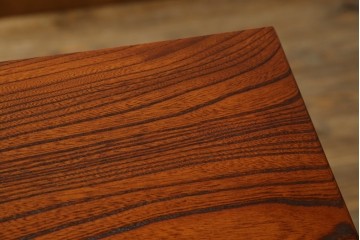 中古　美品!!　高級指物工芸家具　総欅(ケヤキ)材　漆塗り　重厚な佇まいが魅力の飾り棚　(R-079794)