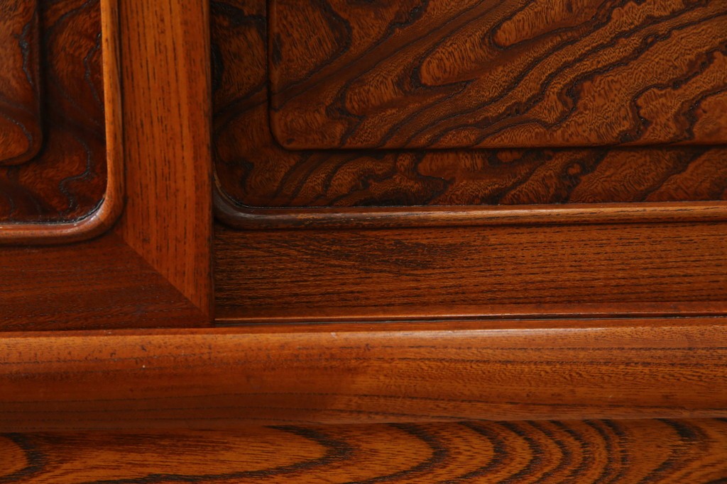 中古　美品!!　高級指物工芸家具　総欅(ケヤキ)材　漆塗り　重厚な佇まいが魅力の飾り棚　(R-079794)