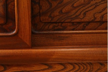 中古　美品!!　高級指物工芸家具　総欅(ケヤキ)材　漆塗り　重厚な佇まいが魅力の飾り棚　(R-079794)