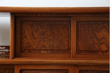 中古　美品!!　高級指物工芸家具　総欅(ケヤキ)材　漆塗り　重厚な佇まいが魅力の飾り棚　(R-079794)