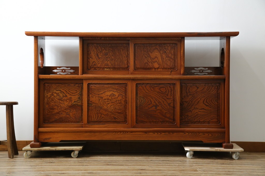 中古　美品!!　高級指物工芸家具　総欅(ケヤキ)材　漆塗り　重厚な佇まいが魅力の飾り棚　(R-079794)