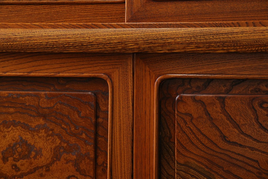 中古　美品!!　高級指物工芸家具　総欅(ケヤキ)材　漆塗り　重厚な佇まいが魅力の飾り棚　(R-079794)