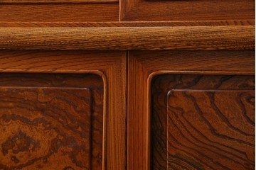 中古　美品!!　高級指物工芸家具　総欅(ケヤキ)材　漆塗り　重厚な佇まいが魅力の飾り棚　(R-079794)