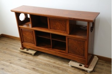 中古　美品!!　高級指物工芸家具　総欅(ケヤキ)材　漆塗り　重厚な佇まいが魅力の飾り棚　(R-079794)