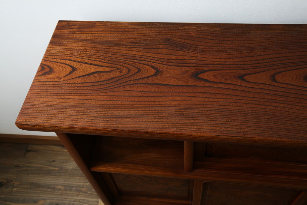 中古　美品!!　高級指物工芸家具　総欅(ケヤキ)材　漆塗り　重厚な佇まいが魅力の飾り棚　(R-079794)