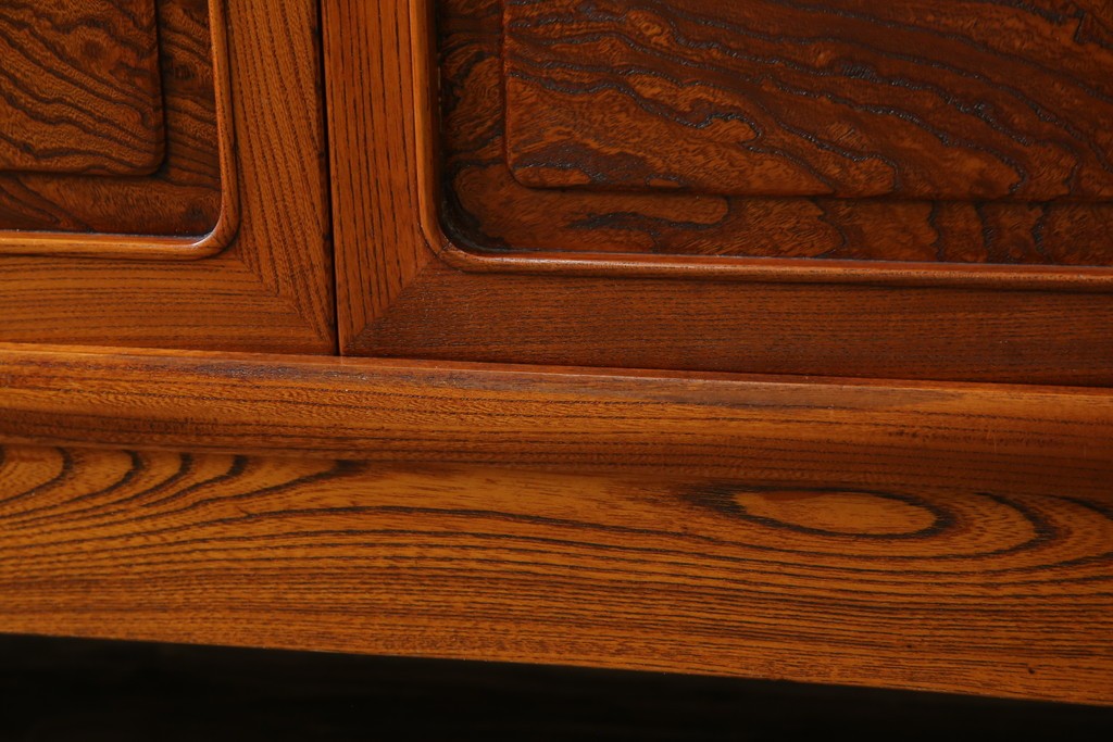 中古　美品!!　高級指物工芸家具　総欅(ケヤキ)材　漆塗り　重厚な佇まいが魅力の飾り棚　(R-079794)