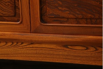 中古　美品!!　高級指物工芸家具　総欅(ケヤキ)材　漆塗り　重厚な佇まいが魅力の飾り棚　(R-079794)