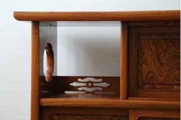 中古　美品!!　高級指物工芸家具　総欅(ケヤキ)材　漆塗り　重厚な佇まいが魅力の飾り棚　(R-079794)