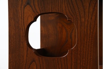 中古　美品!!　高級指物工芸家具　総欅(ケヤキ)材　漆塗り　重厚な佇まいが魅力の飾り棚　(R-079794)