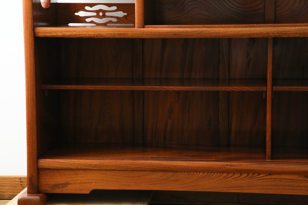 中古　美品!!　高級指物工芸家具　総欅(ケヤキ)材　漆塗り　重厚な佇まいが魅力の飾り棚　(R-079794)