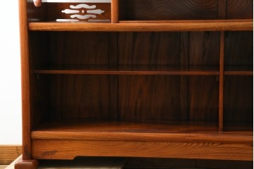 中古　美品!!　高級指物工芸家具　総欅(ケヤキ)材　漆塗り　重厚な佇まいが魅力の飾り棚　(R-079794)