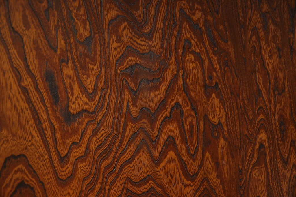 中古　美品!!　高級指物工芸家具　総欅(ケヤキ)材　漆塗り　重厚な佇まいが魅力の飾り棚　(R-079794)