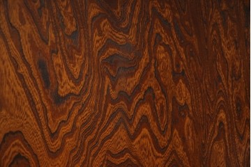 中古　美品!!　高級指物工芸家具　総欅(ケヤキ)材　漆塗り　重厚な佇まいが魅力の飾り棚　(R-079794)