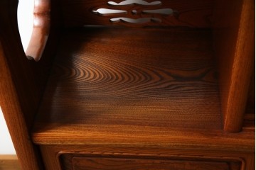 中古　美品!!　高級指物工芸家具　総欅(ケヤキ)材　漆塗り　重厚な佇まいが魅力の飾り棚　(R-079794)