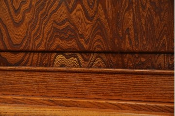 中古　美品!!　高級指物工芸家具　総欅(ケヤキ)材　漆塗り　重厚な佇まいが魅力の飾り棚　(R-079794)