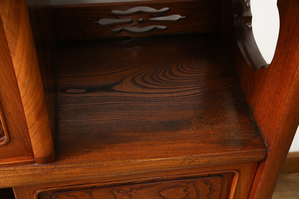 中古　美品!!　高級指物工芸家具　総欅(ケヤキ)材　漆塗り　重厚な佇まいが魅力の飾り棚　(R-079794)