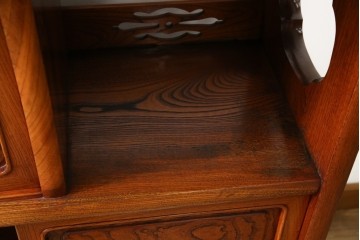 中古　美品!!　高級指物工芸家具　総欅(ケヤキ)材　漆塗り　重厚な佇まいが魅力の飾り棚　(R-079794)