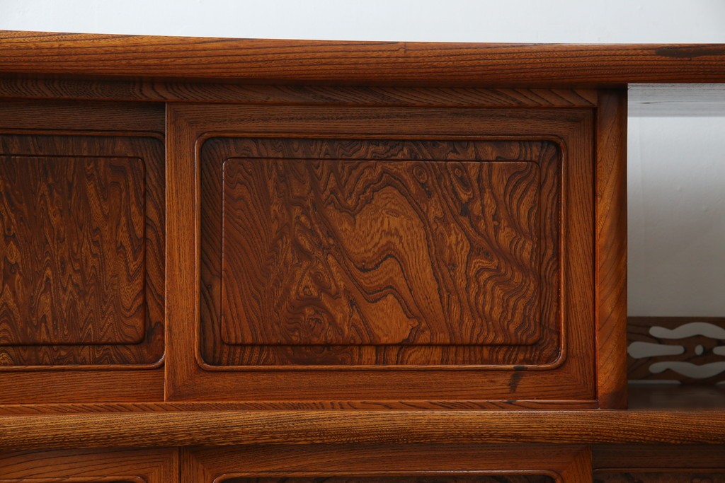 中古　美品!!　高級指物工芸家具　総欅(ケヤキ)材　漆塗り　重厚な佇まいが魅力の飾り棚　(R-079794)