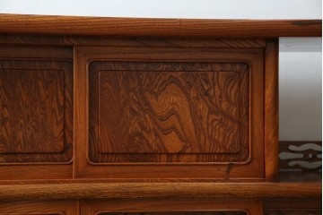 中古　美品!!　高級指物工芸家具　総欅(ケヤキ)材　漆塗り　重厚な佇まいが魅力の飾り棚　(R-079794)