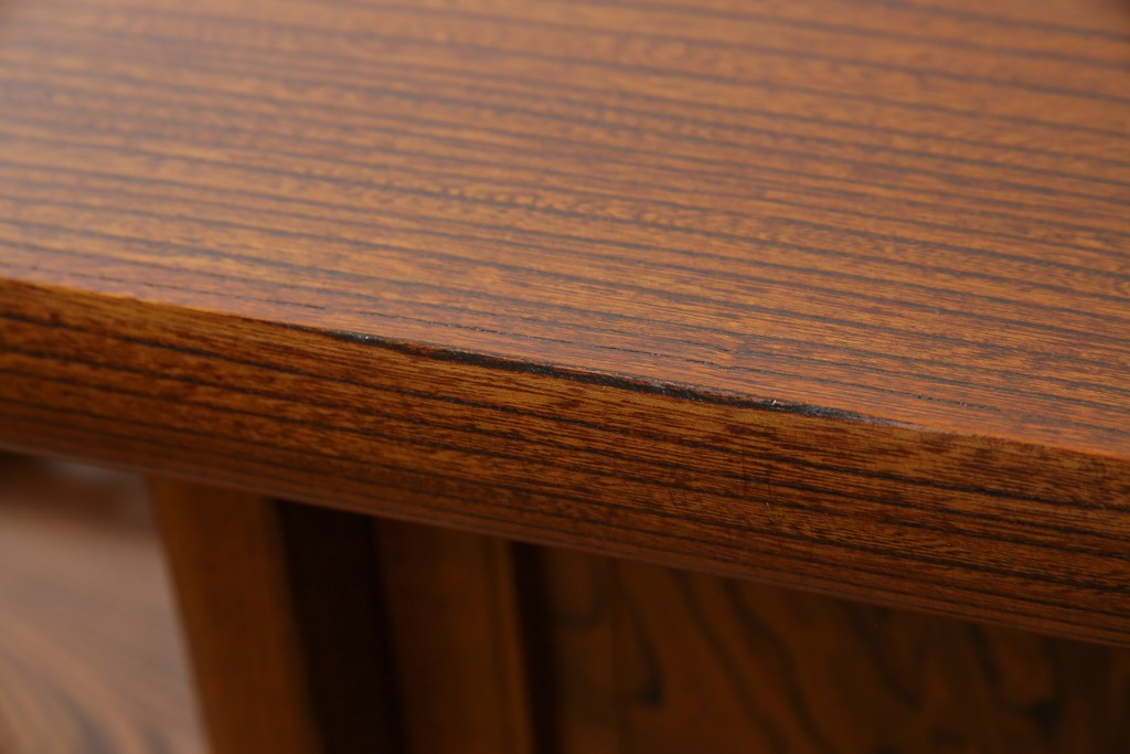 中古　美品!!　高級指物工芸家具　総欅(ケヤキ)材　漆塗り　重厚な佇まいが魅力の飾り棚　(R-079794)