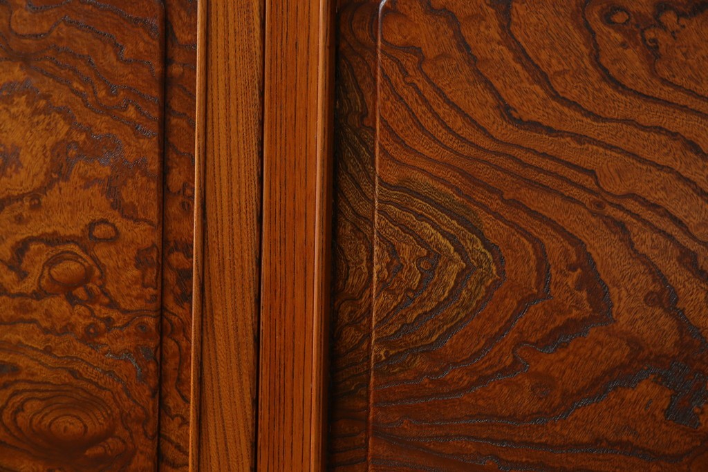 中古　美品!!　高級指物工芸家具　総欅(ケヤキ)材　漆塗り　重厚な佇まいが魅力の飾り棚　(R-079794)