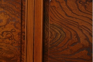 中古　美品!!　高級指物工芸家具　総欅(ケヤキ)材　漆塗り　重厚な佇まいが魅力の飾り棚　(R-079794)