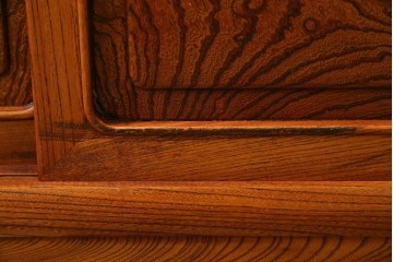 中古　美品!!　高級指物工芸家具　総欅(ケヤキ)材　漆塗り　重厚な佇まいが魅力の飾り棚　(R-079794)