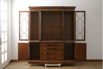 中古　ヒッコリーチェア(HICKORY CHAIR)　クラシカルで高級感溢れる照明付きのキャビネット(収納棚、戸棚、飾り棚、食器棚、カップボード)(定価約410万円)(R-079795)
