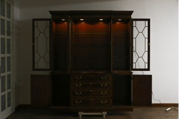 中古　ヒッコリーチェア(HICKORY CHAIR)　クラシカルで高級感溢れる照明付きのキャビネット(収納棚、戸棚、飾り棚、食器棚、カップボード)(定価約410万円)(R-079795)