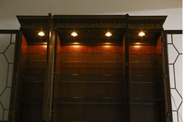中古　ヒッコリーチェア(HICKORY CHAIR)　クラシカルで高級感溢れる照明付きのキャビネット(収納棚、戸棚、飾り棚、食器棚、カップボード)(定価約410万円)(R-079795)