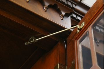 中古　ヒッコリーチェア(HICKORY CHAIR)　クラシカルで高級感溢れる照明付きのキャビネット(収納棚、戸棚、飾り棚、食器棚、カップボード)(定価約410万円)(R-079795)