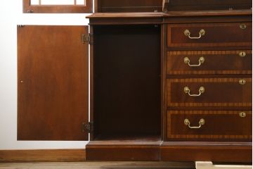 中古　ヒッコリーチェア(HICKORY CHAIR)　クラシカルで高級感溢れる照明付きのキャビネット(収納棚、戸棚、飾り棚、食器棚、カップボード)(定価約410万円)(R-079795)