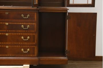 中古　ヒッコリーチェア(HICKORY CHAIR)　クラシカルで高級感溢れる照明付きのキャビネット(収納棚、戸棚、飾り棚、食器棚、カップボード)(定価約410万円)(R-079795)