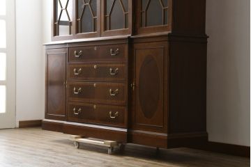 中古　ヒッコリーチェア(HICKORY CHAIR)　クラシカルで高級感溢れる照明付きのキャビネット(収納棚、戸棚、飾り棚、食器棚、カップボード)(定価約410万円)(R-079795)