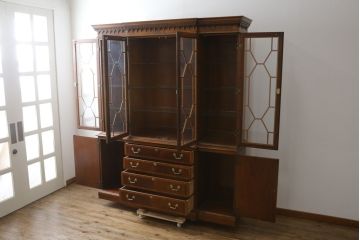 中古　ヒッコリーチェア(HICKORY CHAIR)　クラシカルで高級感溢れる照明付きのキャビネット(収納棚、戸棚、飾り棚、食器棚、カップボード)(定価約410万円)(R-079795)